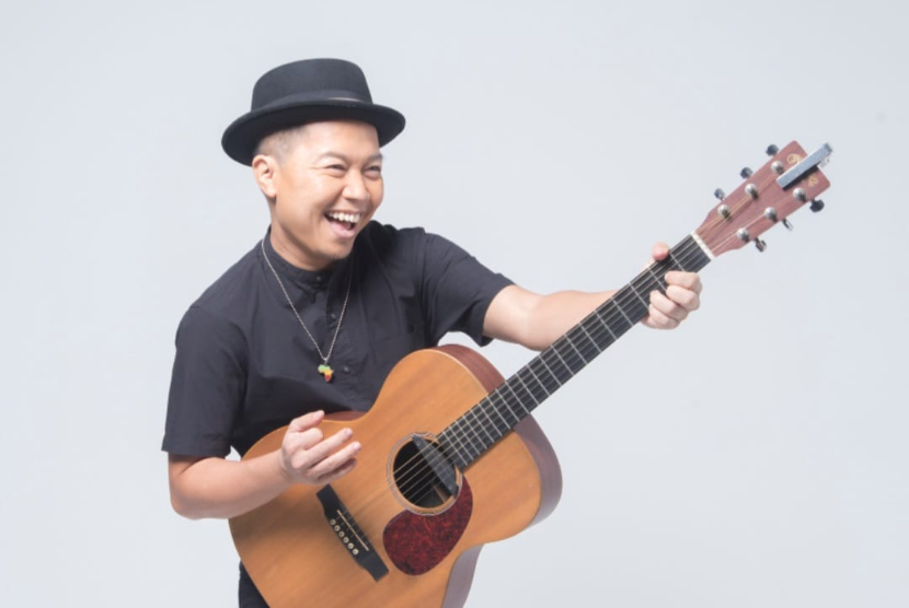 Penyanyi Sandhy Sondoro. Sandy merilis single terbarunya berjudul Cerita Romansa.