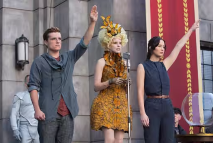 Salute tiga jari di Film Hunger Games.