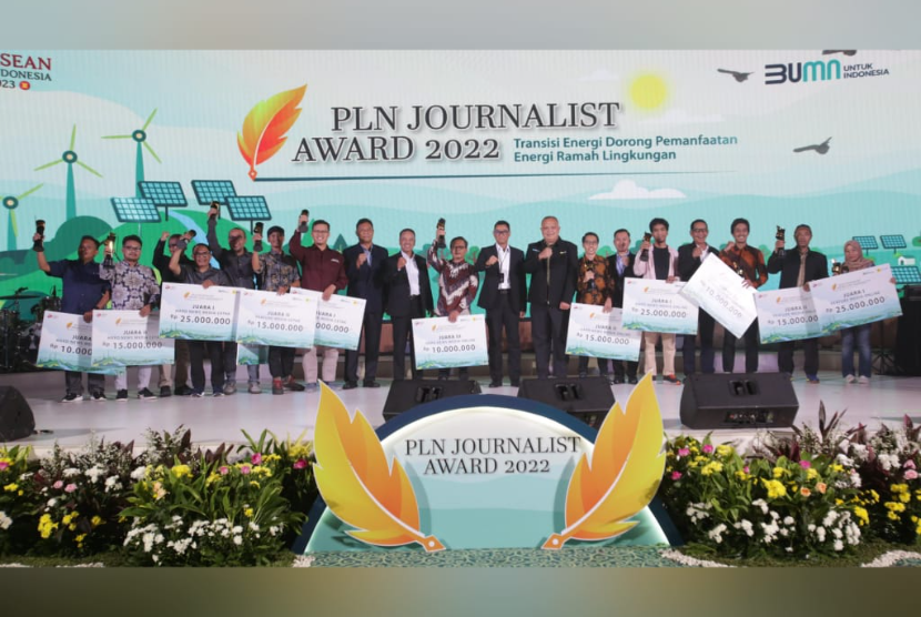 Penyerahan penghargaan kepada pemenang PLN Journalist Award 2022. Ajang tahunan ini menjadi wadah bagi PLN untuk mengapresiasi karya-karya jurnalistik para insan pers di seluruh tanah air, baik di tingkat lokal maupun nasional.