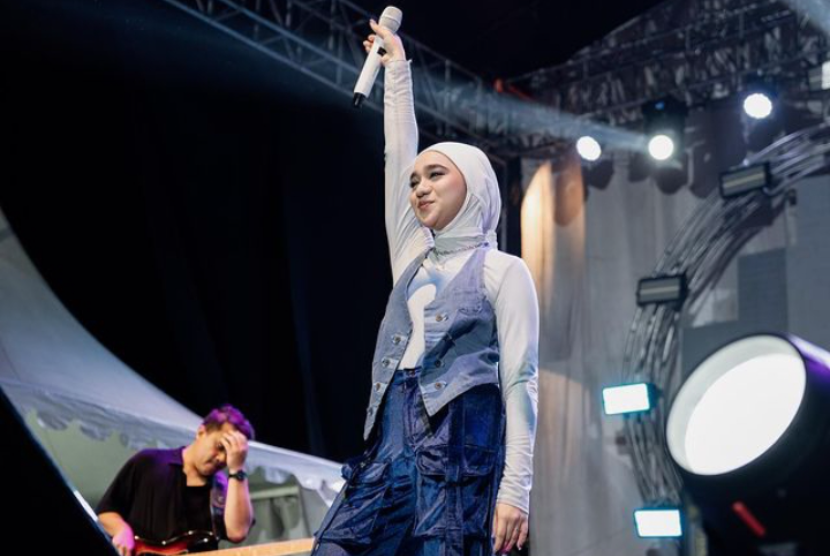 Runner up Indonesian Idol Nabila Taqiyyah.