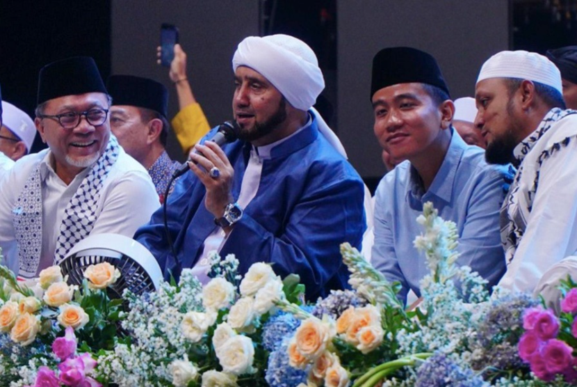 Ketum PAN Zulkifli Hasan (Zulhas) mengajak masyarakat untuk bersama-sama mendoakan Palestina di acara Jakarta Bersholawat. 