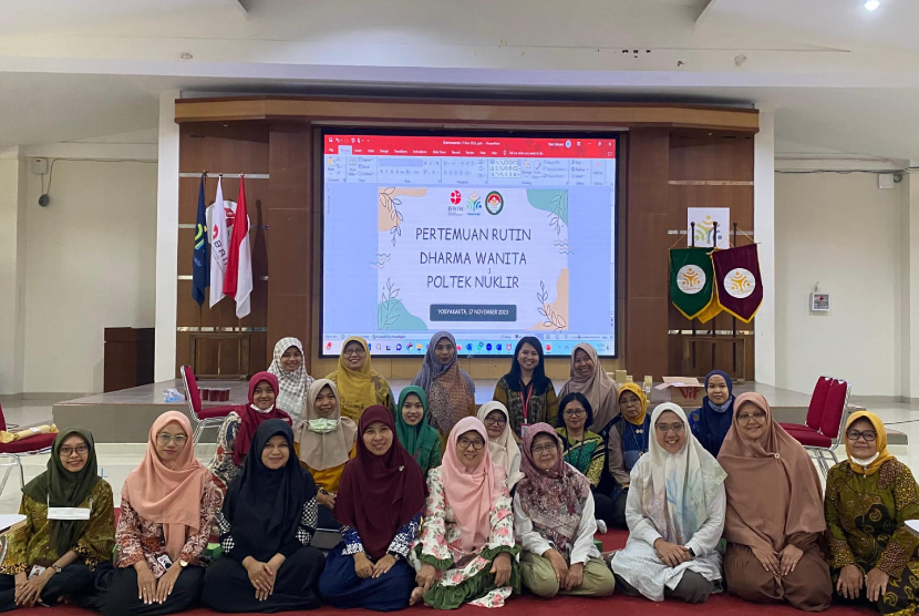 Dharma Wanita Politeknik Teknologi Nuklir Indonesia-Badan Riset dan Inovasi Nasional (BRIN) menyalurkan bantuan kemanusiaan Palestina melalui Badan Amil Zakat Nasional (Baznas) RI. 