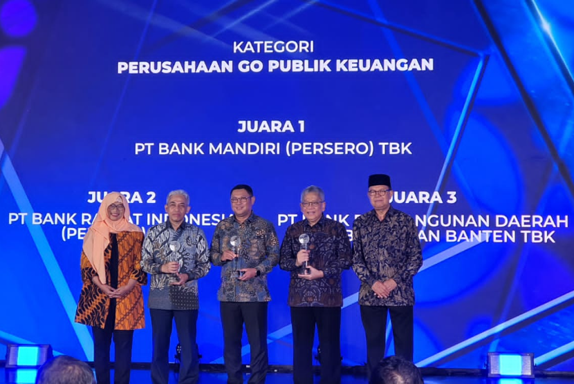 Bank Mandiri kembali berhasil meraih gelar Juara 1 di ajang penganugerahan Annual Report Award (ARA) 2022 dalam kategori Go Publik Keuangan.