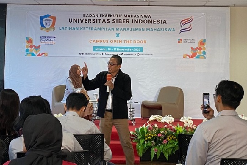 Universitas Siber Indonesia atau yang terkenal dengan Cyber University sukses mengelar kegiatan Latihan Keterampilan Manajemen Mahasiswa Tingkat Dasar (LKKM-TD) dan Cyber Open The Door bagi mahasiswanya.