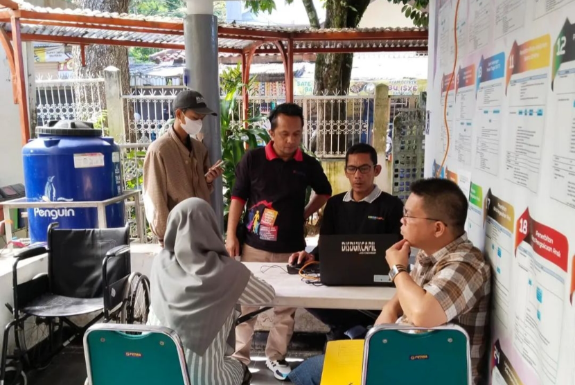 Upaya mempermudah warga dalam mendapatkan layanan pembuatan KTP-el terus dilakukan di Kota Sukabumi. 