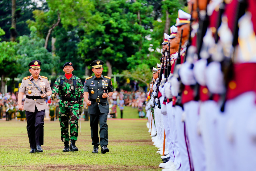 Kapolri Jenderal Listyo Sigit Prabowo dan Panglima TNI Jenderal Agus Subiyanto menghadiri kegiatan Wisuda Prabhatar Akademi TNI dan Akademi Kepolisian di Lapangan Sapta Marga Akmil, Magelang, Jawa Tengah, Selasa (28/11/2023). 