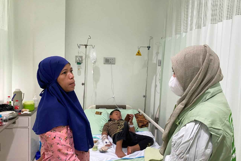 Rambat Turmuslimah (39 tahun) ibu dari Adnan mengaku dirinya sangat lega telah terdaftar menjadi peserta JKN, sehingga sang putra bisa mendapatkan pertolongan dari pihak rumah sakit dengan sangat cepat.