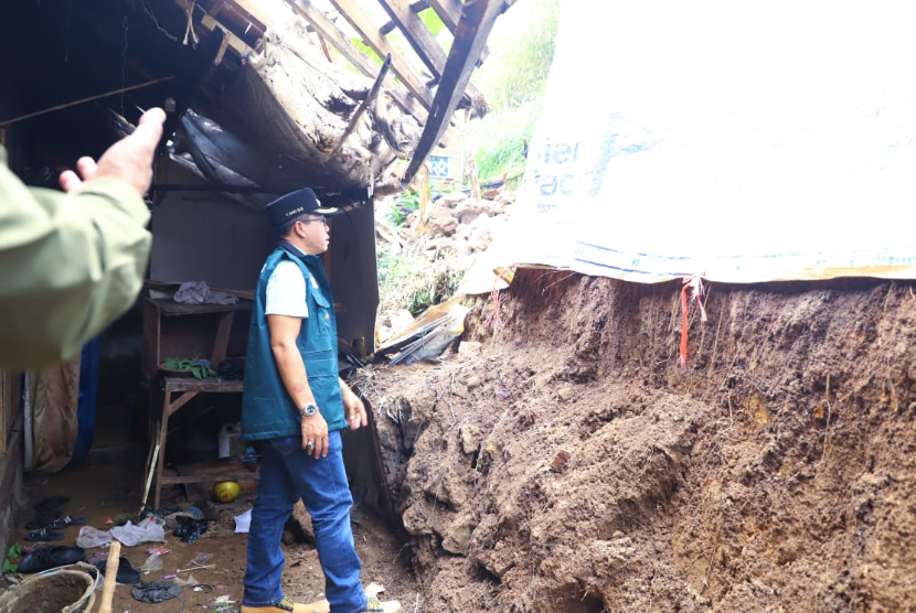 Bupati Bandung Dadang Supriatna meninjau langsung lokasi bencana dan warga terdampak banjir dan longsor. Pj Gubernur Bey Machmudin minta semua pihak gerak cepat tangani longsor Bandung Barat.