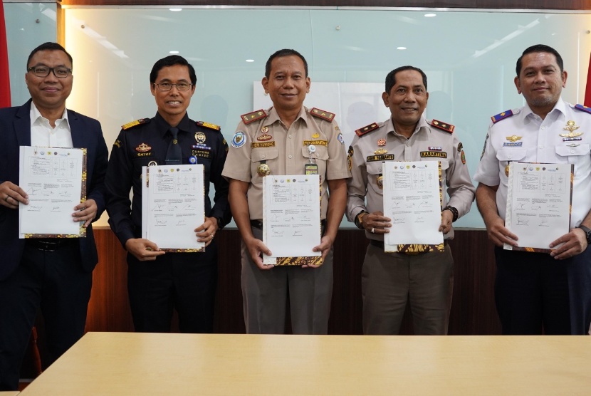 Di Pelabuhan Yos Sudarso Ambon dan Bandar Udara Internasional Soekarno-Hatta, Bea Cukai, bersama instansi-instansi lainnya susun dan tanda tangani standard operating procedur (SOP) pemeriksaan terpadu.