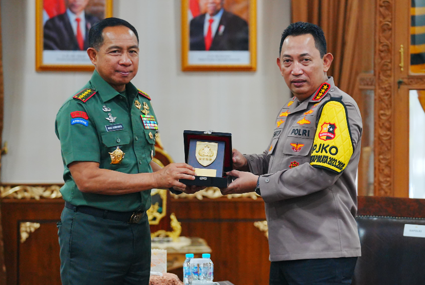  Kapolri Jenderal Listyo Sigit Prabowo saat menerima kunjungan atau Courtesy Call, Panglima TNI Jenderal Agus Subiyanto di Mabes Polri, Jakarta Selatan, Selasa (5/12/2023).