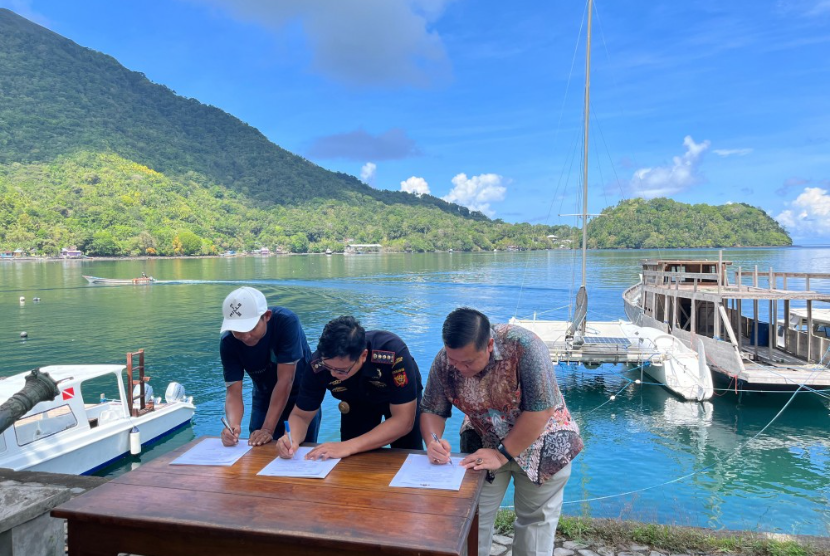 Bea Cukai Ambon menghibahkan barang yang menjadi milik negara (BMMN) berupa satu unit yacht tipe catamaran untuk Yayasan Cahaya Samudera Indonesia yang berlokasi di Desa Nusantara, Banda Neira. 
