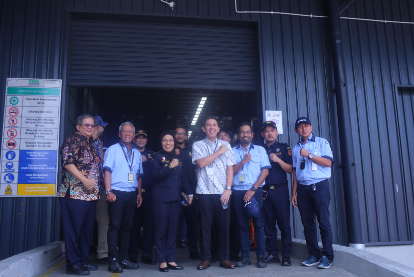Bea Cukai Bekasi hadir dalam acara pelepasan ekspor perdana after sales parts PT Indonesia Epson Industry melalui Pusat Logistik Berikat (PLB) PT NX Lemo Indonesia Logistik, pada Selasa (5/12/2023).