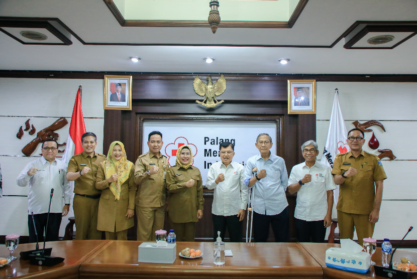 Bupati Serang Ratu Ratu Chasanah menyerahkan secara simbolis donasi dari aparatur sipil negara (ASN) dan para siswa melalui Palang Merah Indonesia (PMI) di Jakarta, Selasa (5/12/2023).