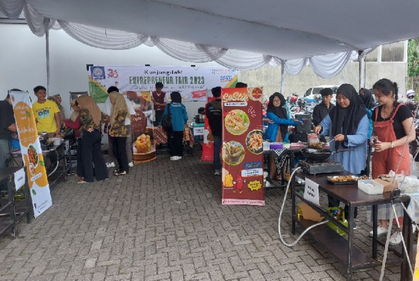 Kampus Digital Kreatif Universitas BSI (Bina Sarana Informatika) kampus Sukabumi kembali menggelar kegiatan Entrepreneur Fair 2023 dengan mengusung tema “Belanja Seru Istimewa”. 