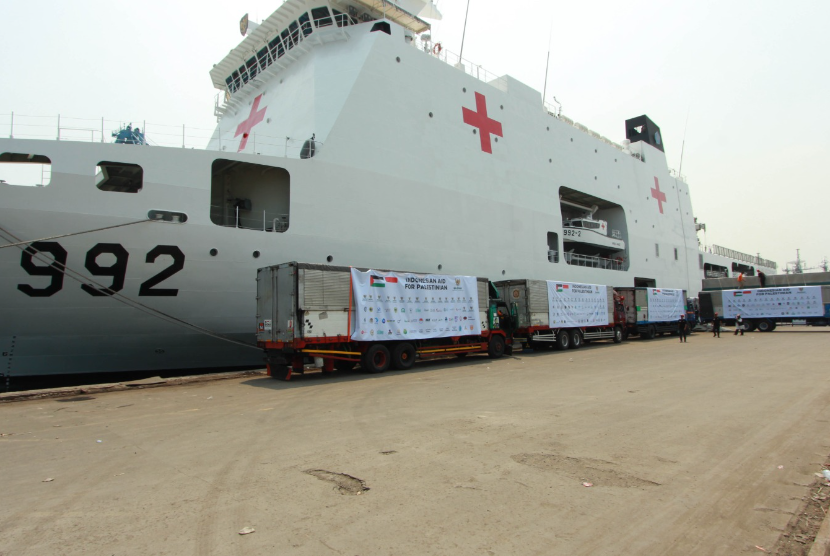 Paket bantuan kemanusiaan Palestina yang disalurkan rakyat Indonesia melalui Badan Amil Zakat Nasional (Baznas) RI sedang dalam proses loading dan penyusunan ke dalam Kapal KRI 992 Dr Radjiman Wedyodiningrat. 