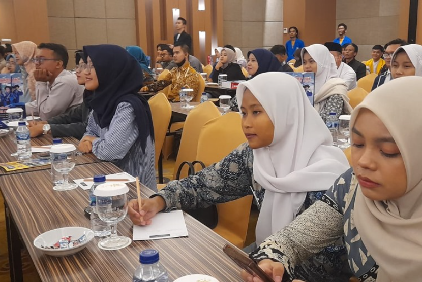 Acara seminar ini mengangkat tema “Pemanfaatan Artificial Intelligence (AI) untuk Dunia Pendidikan”. 