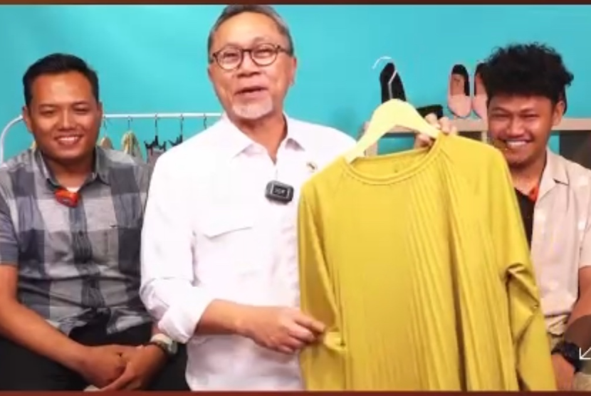 Menteri perdagangan Republik Indonesia, Zulkifli Hasan, siang kemarin membuat kejutan dengan menjadi host live shopping dadakan di Shopee Live, Senin (11/12/2023). 