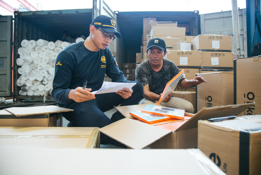 Berikan kemudahan pengiriman barang dari luar negeri (impor) milik Pekerja Migran Indonesia, pemerintah melalui Kementerian Keuangan (Kemenkeu) terbitkan peraturan terbaru melalui PMK Nomor 141 Tahun 2023 tentang Ketentuan Impor Barang Pekerja Migran Indonesia. 