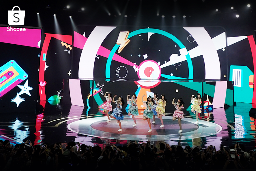Penampilan eksklusif dari JKT48 membawakan lagu Selamat Ulang Tahun dan Saikou Kayo.