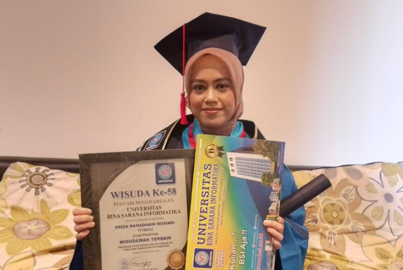 Eriza Ramadhani Rusiadi, wisudawan dari Program Studi Teknologi Informasi Fakultas Teknik dan Informatika Universitas BSI (Bina Sarana Informatika) kampus Margonda. 