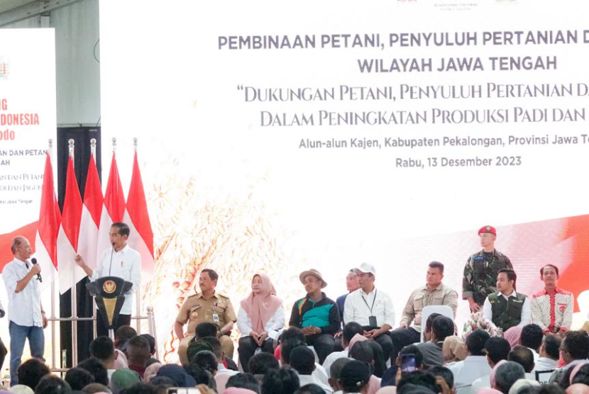 Presiden RI, Joko Widodo didampingi Menteri Pertanian, Andi Amran Sulaiman (Mentan Amran), menyapa puluhan ribu petani, penyuluh dan Babinsa se-Jawa Tengah (Jateng).