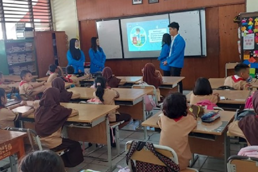 Dalam rangka menerapkan Mata Kuliah Wajib Kurikulum (MKWK) Berbasis Proyek, Mahasiswa Universitas BSI (Bina Sarana Informatika) program studi (prodi) Administrasi Perkantoran melakukan edukasi Perilaku Hidup Bersih dan Sehat (PHBS) pada SD Negeri Cipinang, Cimpedak, Jakarta, pada Rabu (15/11/2023). 