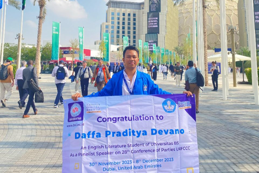 Mahasiswa Program Studi Sastra Inggris Universitas BSI (Bina Sarana Informatika), Daffa Praditya Devano, mencatat prestasi gemilangnya di panggung internasional saat mengikuti acara The 28th Conference of Parties (COP28) di Dubai.