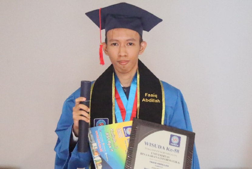  Faaiq Abdillah mahasiswa program studi (prodi) Teknologi Komputer berhasil didaulat menjadi wisudawan terbaik. 