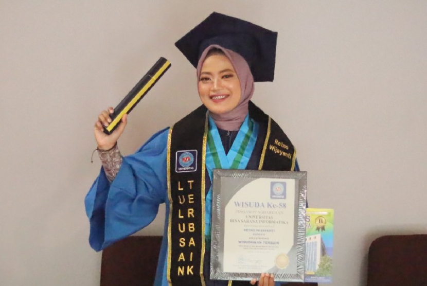 Retno Wijayanti, mahasiswi dari Program Studi Manajemen Pajak, muncul sebagai bintang dengan capaian Indeks Prestasi Kumulatif (IPK) sempurna 4.00.