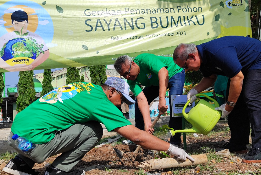 Adira Finance melakukan kegiatan penanaman pohon di kota Bekasi, hal tersebut merupakan rangkaian dari program Sayang Bumiku yang telah berlangsung mulai dari bulan Agustus 2023 lalu. 