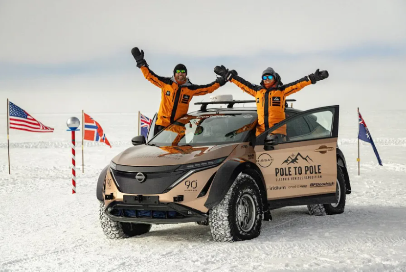Pole to pole EV. Pasangan Ramsey menyelesaikan perjalanan dari Kutub Utara ke Kutub Selatan menggunakan mobil listrik.