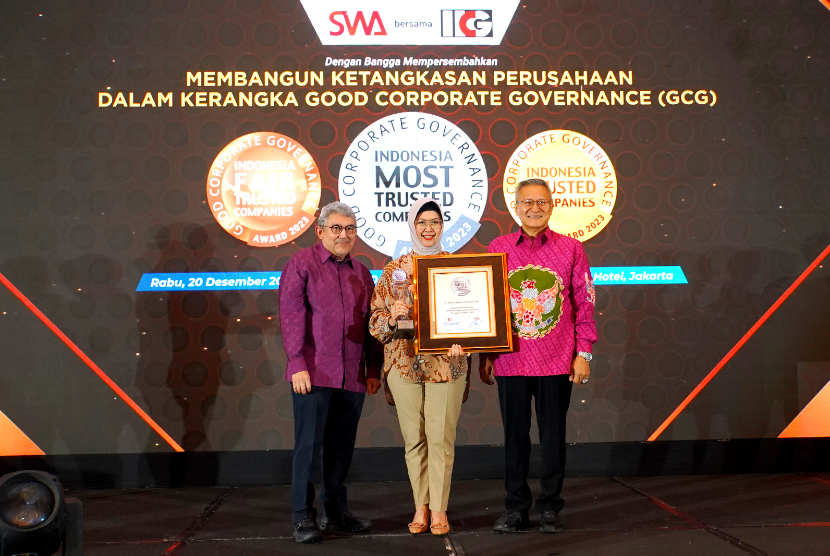 Direktur Compliance & Human Capital PT Bank Syariah Indonesia Tbk Tribuana Tunggadewi (Batik Tengah) menerima penghargaan yang diserahkan oleh Pemimpin Redaksi Majalah SWA Kemal Effendi Gani (Batik Kiri) didampingi oleh Chairman The Indonesian Institute for Corporate Governance (IICG) Gendut Suprayitno (Batik Kanan) dalam penghargaan Indonesia Most Trusted Companies Award 2023 di Jakarta, Rabu (20/12/2023).