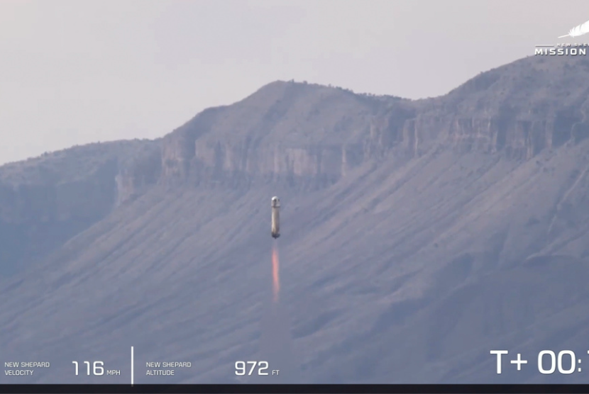 Gambar yang disediakan oleh Blue Origin ini menunjukkan peluncuran roket New Shepard dari Texas Barat pada Selasa, 19 Desember 2023. Perusahaan luar angkasa Jeff Bezos meluncurkan eksperimen membawa roket pada hari Selasa, penerbangan pertamanya sejak masalah mesin menyebabkan kecelakaan lebih dari setahun yang lalu.