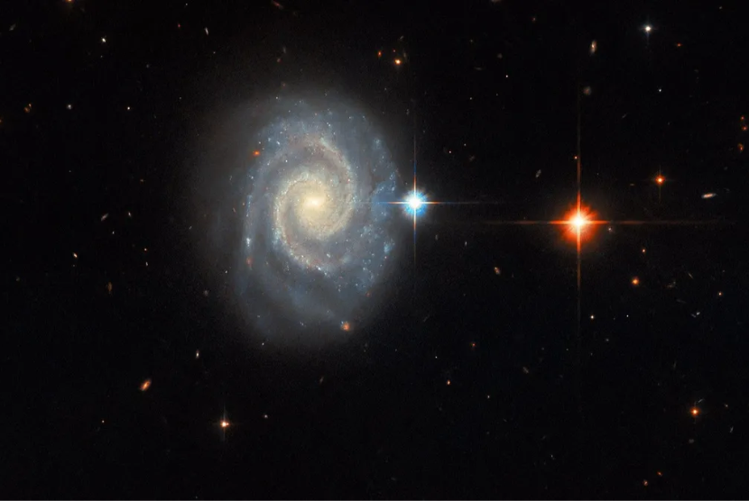 Galaksi spiral MCG-01-24-014 terletak 275 juta tahun cahaya dari Bumi. Jika dilihat secara langsung, galaksi ini memiliki dua lengan spiral yang menonjol dan berbatas jelas serta inti bercahaya energik yang dikenal sebagai inti galaksi aktif.