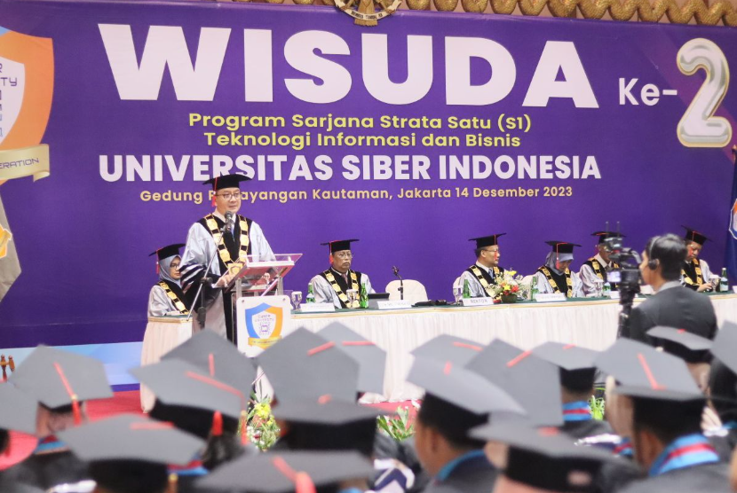 Wisuda ke-2 Universitas Siber Indonesia atau dikenal sebagai Cyber University, berlangsung di Gedung Pewayangan Kautaman, Jalan TMII Pintu 1 No 01, Pinang Ranti, Jakarta Timur, pada Kamis (14/12/2023).