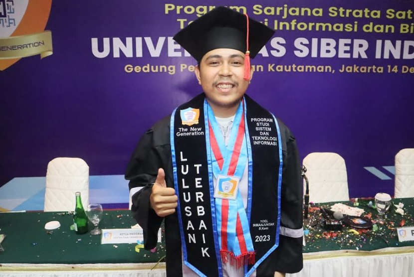 Yoel, pemilik nama lengkap Yoel Simajuntak berhasil menjadi wisudawan terbaik dari Program Studi (Prodi) Sistem dan Teknologi Informasi (STI) Universitas Siber Indonesia atau Cyber University.