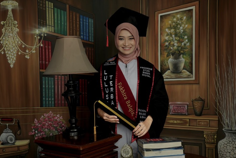 Fakhira Balqis, salah satu lulusan dari Prodi Bisnis Digital Cyber University, sukses mendapat predikat lulusan terbaik pada prodi yang ditempuhnya.
