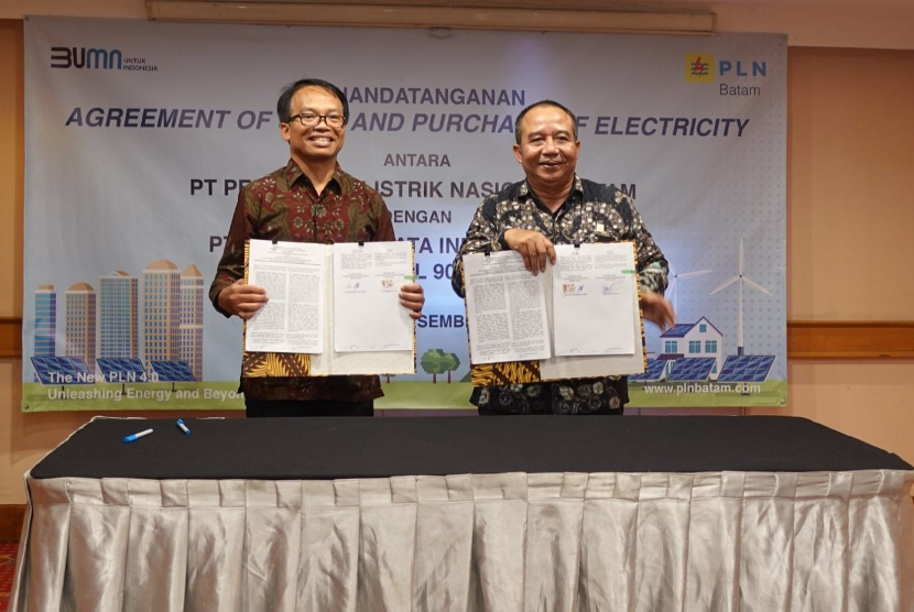 Direktur Utama NeutraDC Batam, Indrama YM Purba (kiri), bersama Direktur Utama PLN Batam, Muhammad Irwansyah Putra (kanan), melakukan penandatanganan kerja sama pengadaan pasokan energi listrik berkapasitas 90.000.000 Volt Ampere (VA) untuk Hyperscale Data Center (HDC) Batam, di Hotel Ambhara, Jakarta, Rabu, 27 Desember 2023. 