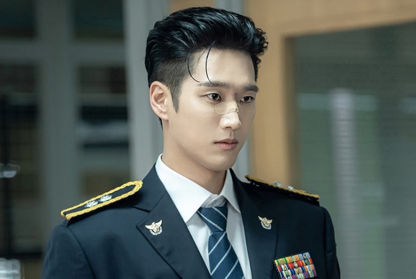Aktor Ahn Bo-hyun berperan sebagai Jin Yi-soo, seorang chaebol generasi ketiga yang belum dewasa namun menjadi seorang detektif, di drama Flex x Cop.