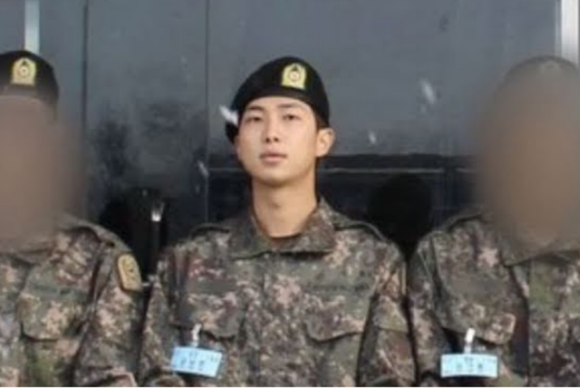 Foto resmi pertama RM BTS saat menjalani wajib militer muncul di aplikasi The Camp. RM menyapa Army sehari setelah Imlek lewat Weverse.