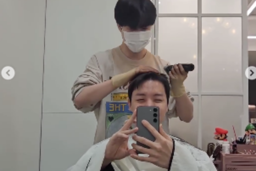 Personel BTS, J-Hope membiarkan Jimin mencukur rambutnya sebelum masuk wajib militer.