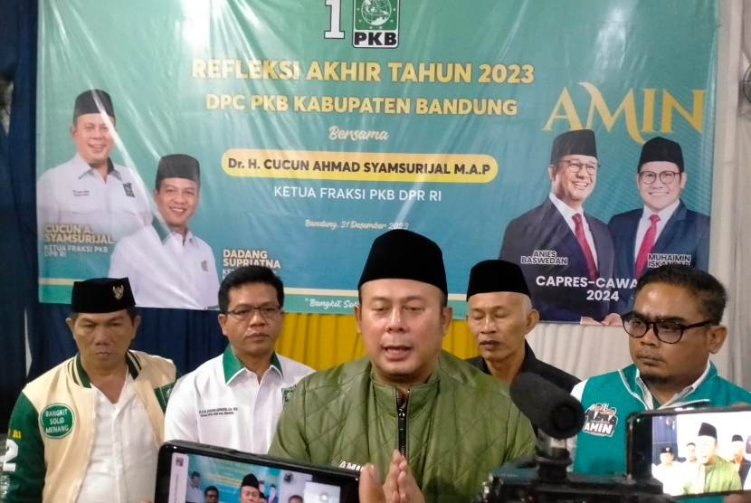 Refleksi akhir tahun 2023 yang digelar DPC PKB Kabupaten Bandung bersama Cucun Ahmad Syamsurijal selaku wakil rakyat dari Dapil Jabar 2 yang juga menjabat Ketua Fraksi PKB DPR RI di Solokanjeruk Kabupaten Bandung, Ahad (31/12/2023) sore.