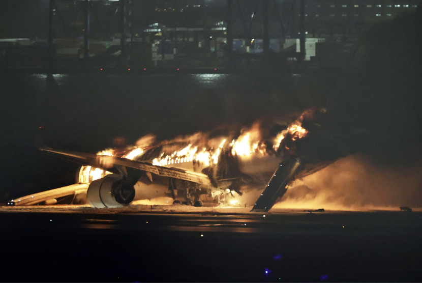 Sebuah pesawat Japan Airlines terbakar di landasan bandara Haneda pada Selasa, 2 Januari 2024 di Tokyo, Jepang. 