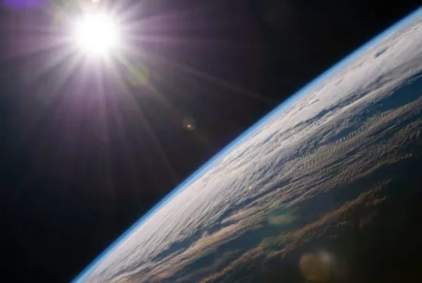 Sistem cooling glass telah terbukti memantulkan 99 persen radiasi matahari ke luar angkasa. ?