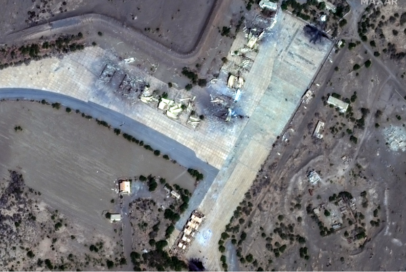 Citra satelit pada hari Jumat, 12 Januari 2024 yang disediakan oleh Maxar Technologies menunjukkan gambaran umum tempat perlindungan yang hancur di lapangan terbang Hudaydah di Yaman.