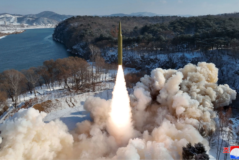 Foto yang disediakan oleh pemerintah Korea Utara ini menunjukkan uji terbang pesawat jarak menengah berbahan bakar padat baru di Korea Utara pada Minggu, 14 Januari 2024.