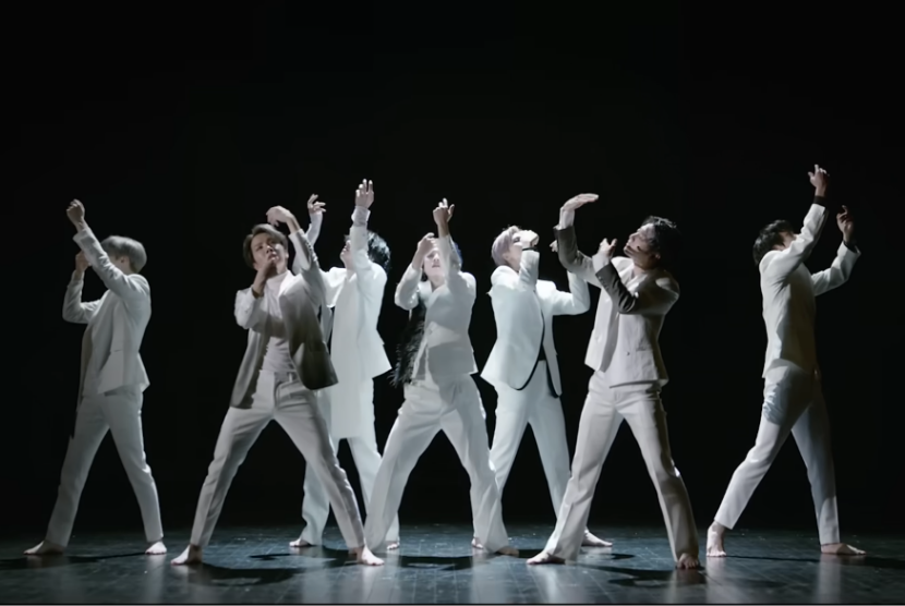 BTS dalam video musik Black Swan yang dirilis pada 2020.