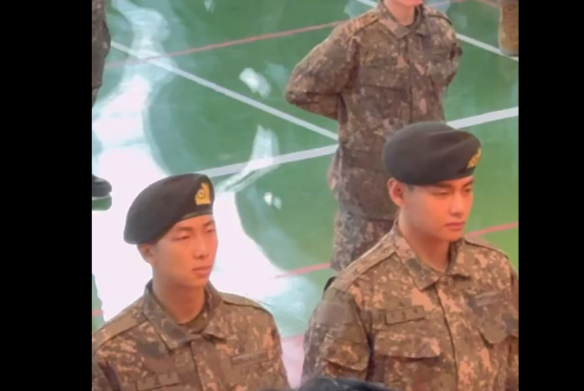 RM (kiri) dan V BTS tampak berseragam militer. Keduanya dikabarkan berhasil melewati pelatihan militer dengan baik.