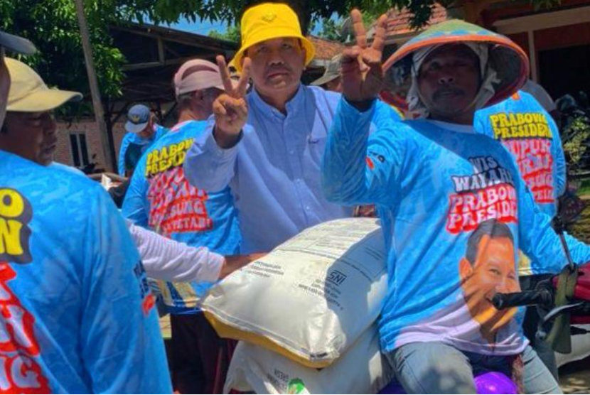  Relawan Prabowo Peduli Tani (RPPP) menjual pupuk murah kepada para petani di dua kecamatan Madiun, Jawa Timur untuk jenis pupuk Za Petrokimia.