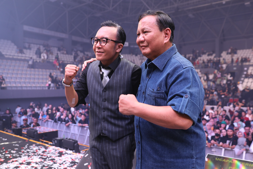 On his 51st birthday, Ari Lasso got a special surprise from Defence Minister Prabowo Subianto.